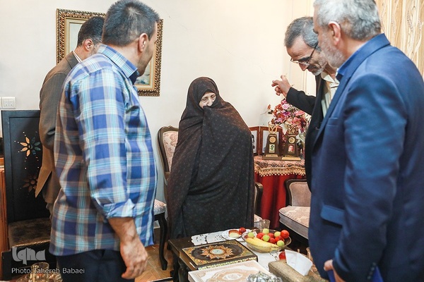 دیدار جامعه قرآنی با خانواده شهیدان سخاوتی