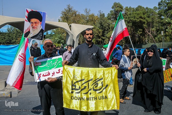 راهپیمایی مردم تهران در اعتراض به اغتشاشات اخیر