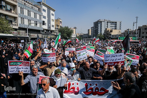 راهپیمایی مردم تهران در اعتراض به اغتشاشات اخیر