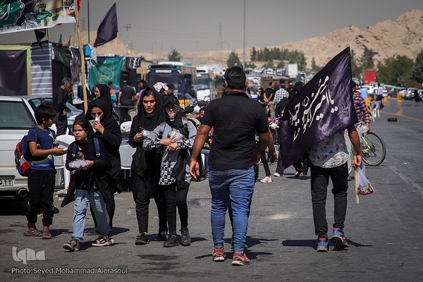 زائران پیاده حرم مطهر امام رضا (ع)