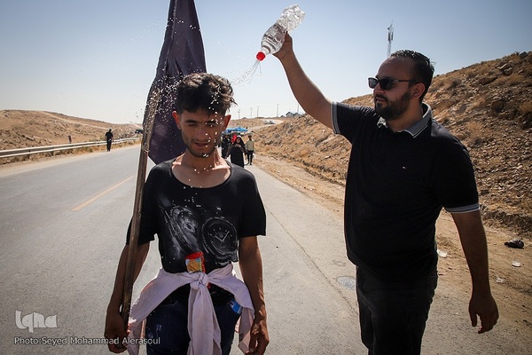 زائران پیاده حرم مطهر امام رضا (ع)