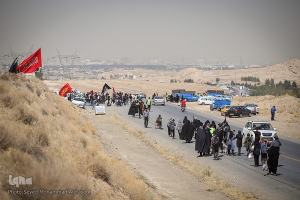 زائران پیاده حرم مطهر امام رضا (ع)