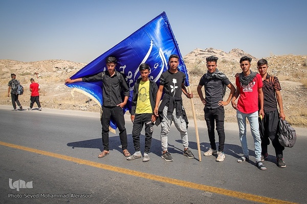 زائران پیاده حرم مطهر امام رضا (ع)