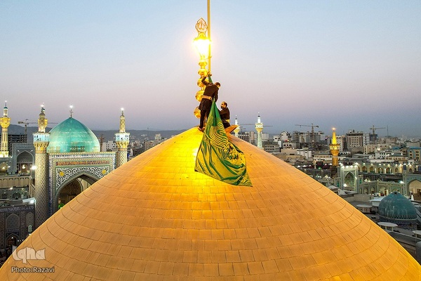 مراسم تعویض پرچم گنبد مطهر حرم امام رضا(علیه‌السلام)
