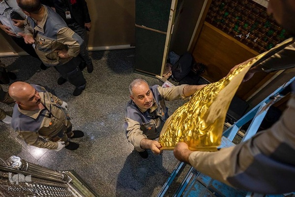 آغاز تفکیک ضریح قدیمی حرم حضرت زینب (س) توسط خادمان آستان مقدس عباسی