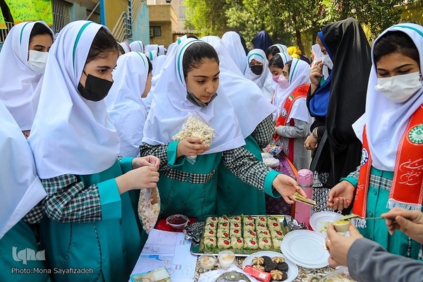 آیین نواختن زنگ جشن عاطفه‌ها در اهواز