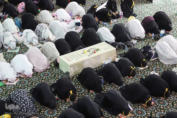 اقامه نماز وحدت دانش‌آموزی در یادمان شهید علی هاشمی