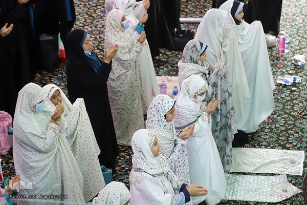 اقامه نماز وحدت دانش‌آموزی در یادمان شهید علی هاشمی