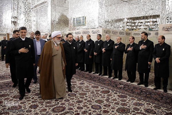 غبارروبی ضریح مطهر حضرت رضا(علیه‌السلام)