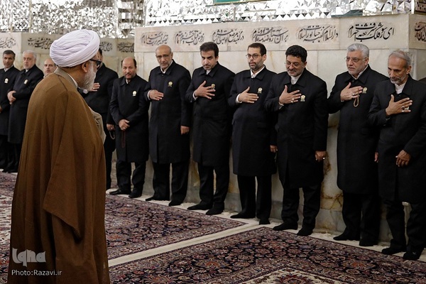 غبارروبی ضریح مطهر حضرت رضا(علیه‌السلام)