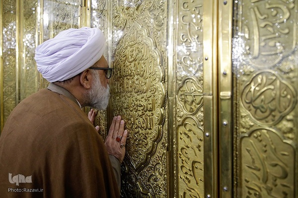 غبارروبی ضریح مطهر حضرت رضا(علیه‌السلام)