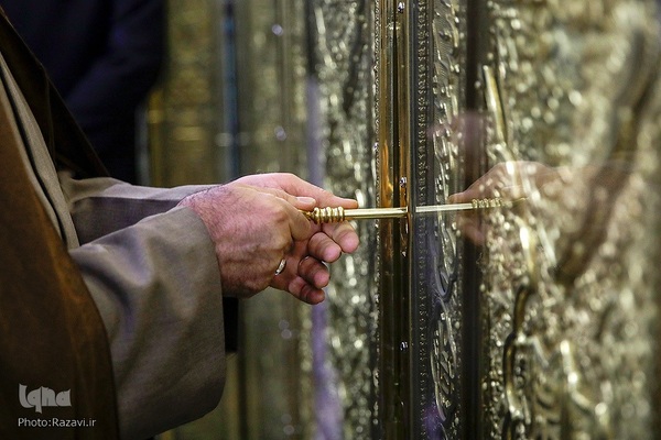 غبارروبی ضریح مطهر حضرت رضا(علیه‌السلام)