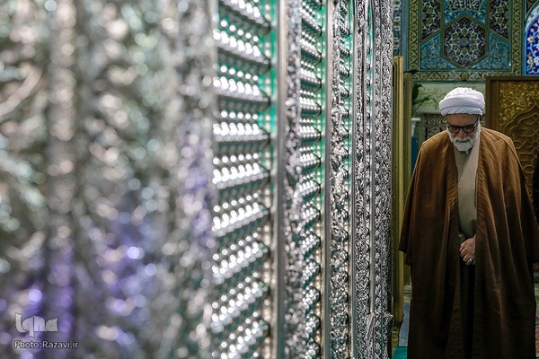 غبارروبی ضریح مطهر حضرت رضا(علیه‌السلام)