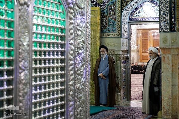 غبارروبی ضریح مطهر حضرت رضا(علیه‌السلام)