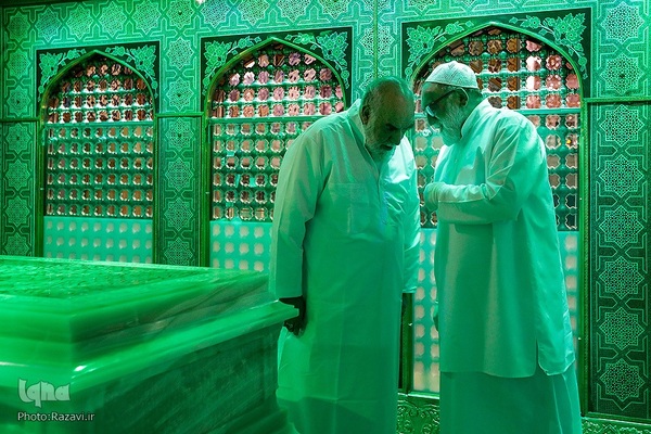 غبارروبی ضریح مطهر حضرت رضا(علیه‌السلام)