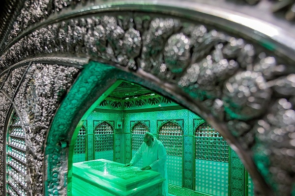 غبارروبی ضریح مطهر حضرت رضا(علیه‌السلام)