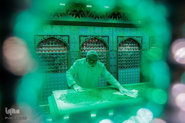 غبارروبی ضریح مطهر حضرت رضا(علیه‌السلام)