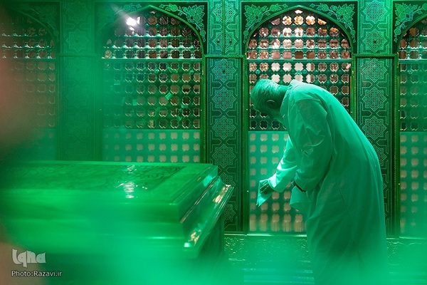 غبارروبی ضریح مطهر حضرت رضا(علیه‌السلام)