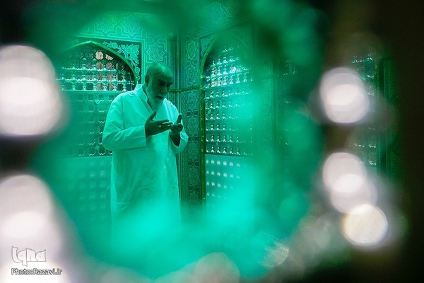 غبارروبی ضریح مطهر حضرت رضا(علیه‌السلام)