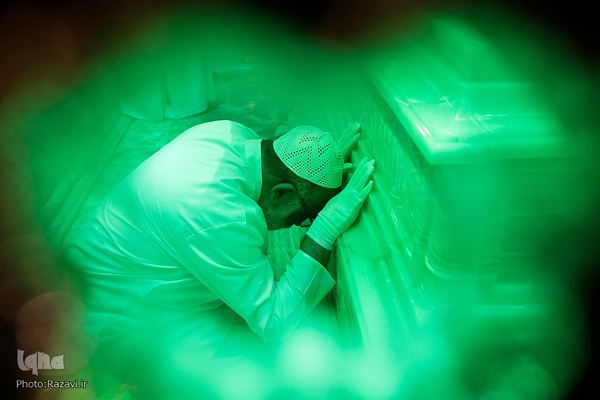 غبارروبی ضریح مطهر حضرت رضا(علیه‌السلام)