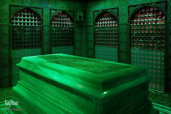 غبارروبی ضریح مطهر حضرت رضا(علیه‌السلام)