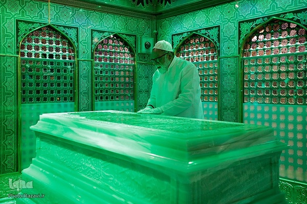 غبارروبی ضریح مطهر حضرت رضا(علیه‌السلام)