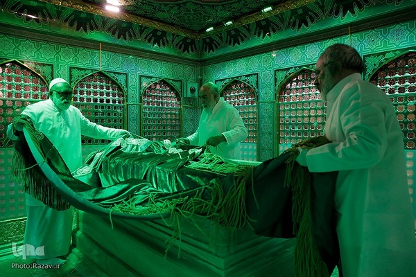 غبارروبی ضریح مطهر حضرت رضا(علیه‌السلام)