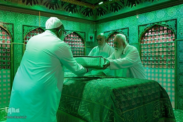 غبارروبی ضریح مطهر حضرت رضا(علیه‌السلام)
