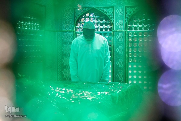 غبارروبی ضریح مطهر حضرت رضا(علیه‌السلام)
