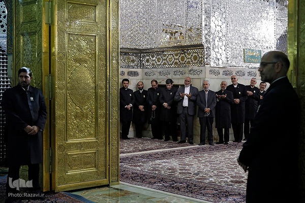 غبارروبی ضریح مطهر حضرت رضا(علیه‌السلام)