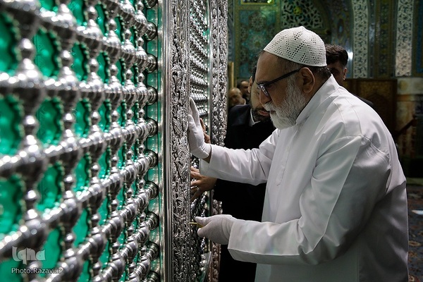 غبارروبی ضریح مطهر حضرت رضا(علیه‌السلام)