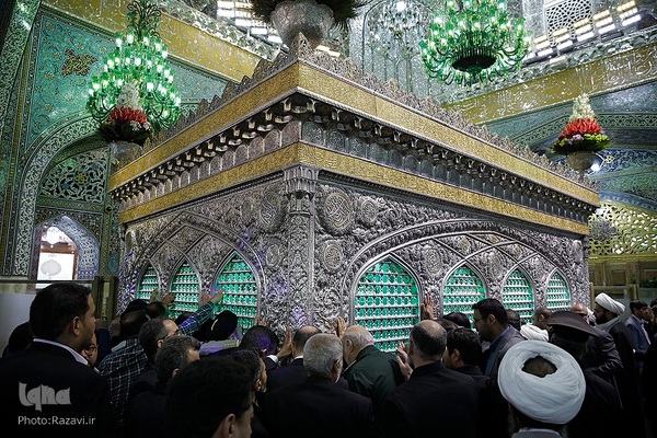 غبارروبی ضریح مطهر حضرت رضا(علیه‌السلام)