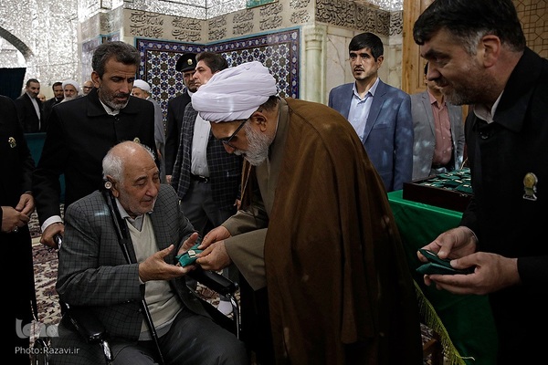 غبارروبی ضریح مطهر حضرت رضا(علیه‌السلام)