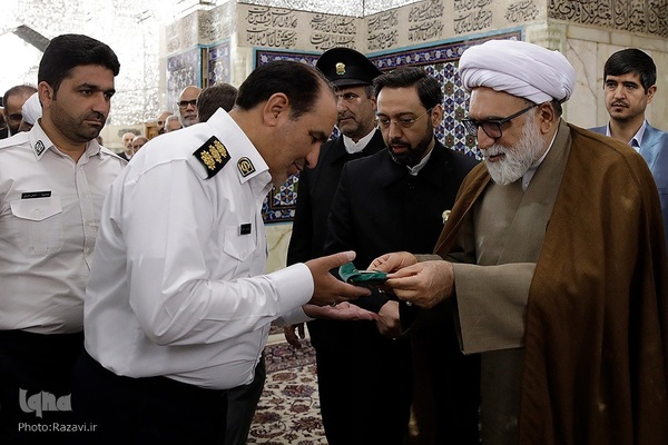 غبارروبی ضریح مطهر حضرت رضا(علیه‌السلام)