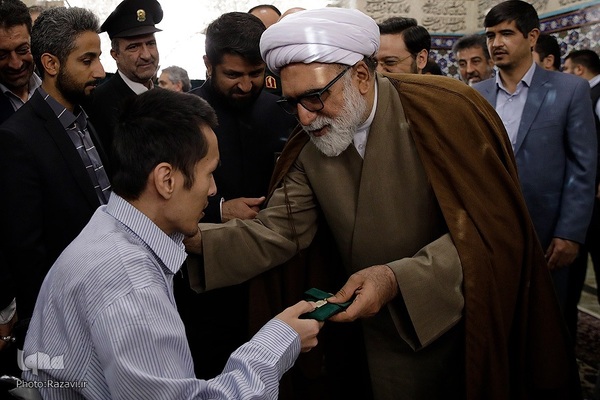 غبارروبی ضریح مطهر حضرت رضا(علیه‌السلام)