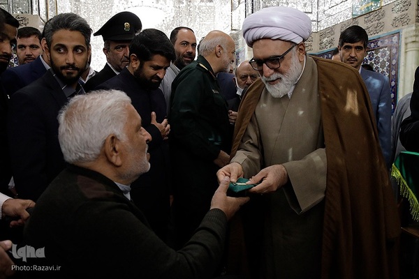 غبارروبی ضریح مطهر حضرت رضا(علیه‌السلام)