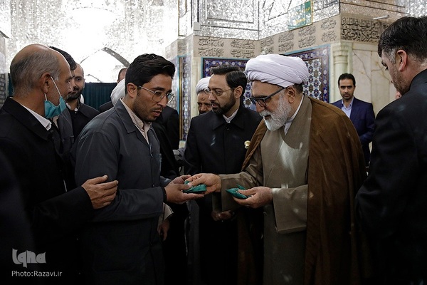 غبارروبی ضریح مطهر حضرت رضا(علیه‌السلام)