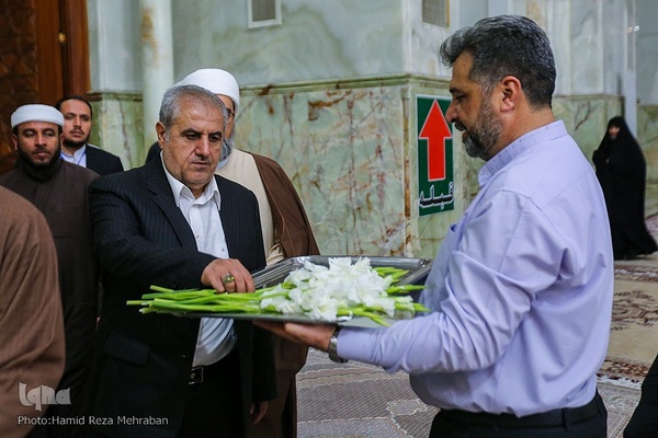 ادای احترام مهمانان کنفرانس وحدت به امام راحل