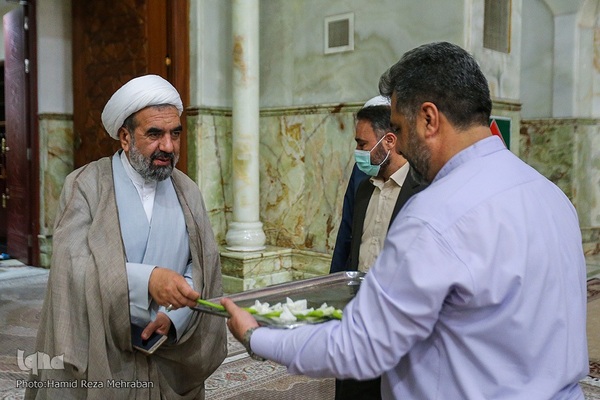 ادای احترام مهمانان کنفرانس وحدت به امام راحل