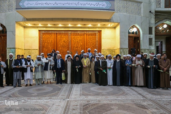 ادای احترام مهمانان کنفرانس وحدت به امام راحل