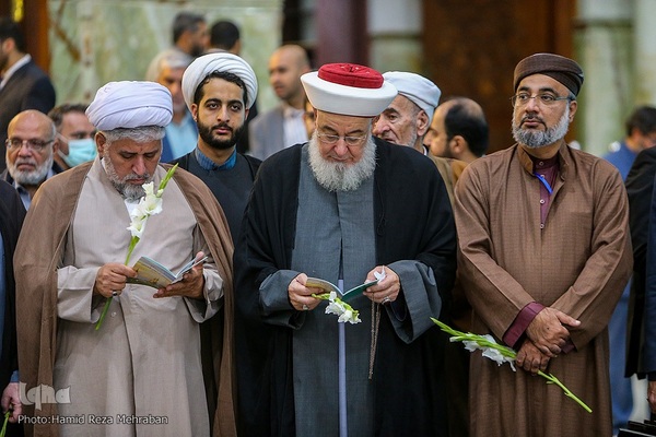 ادای احترام مهمانان کنفرانس وحدت به امام راحل