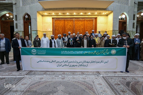 ادای احترام مهمانان کنفرانس وحدت به امام راحل