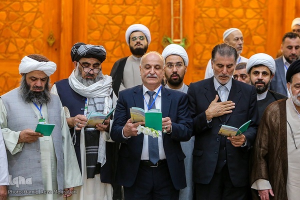 ادای احترام مهمانان کنفرانس وحدت به امام راحل