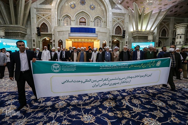 ادای احترام مهمانان کنفرانس وحدت به امام راحل