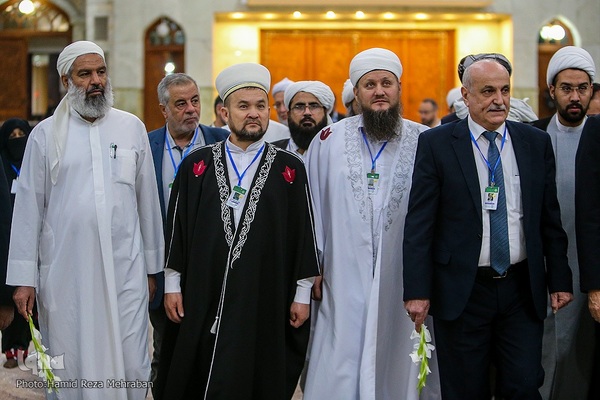 ادای احترام مهمانان کنفرانس وحدت به امام راحل