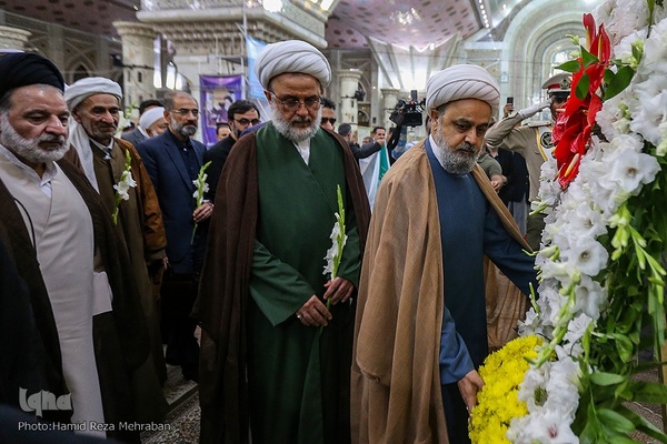 ادای احترام مهمانان کنفرانس وحدت به امام راحل