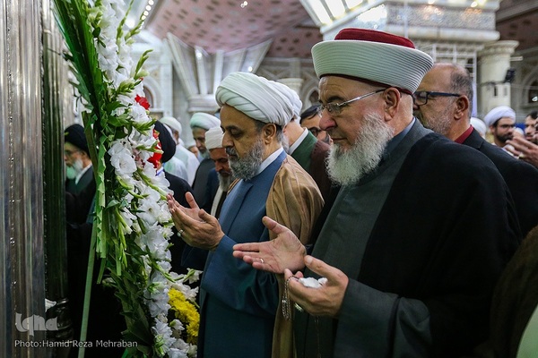 ادای احترام مهمانان کنفرانس وحدت به امام راحل