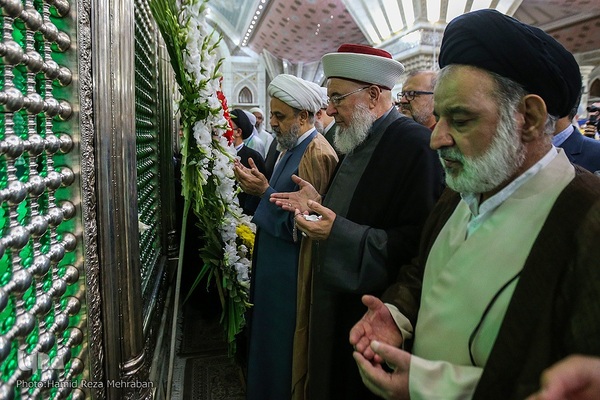 ادای احترام مهمانان کنفرانس وحدت به امام راحل
