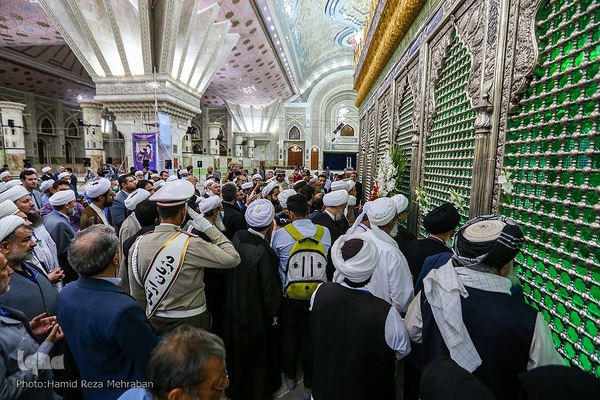 ادای احترام مهمانان کنفرانس وحدت به امام راحل