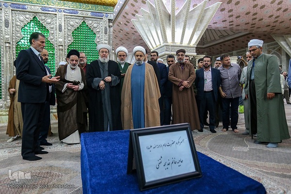 ادای احترام مهمانان کنفرانس وحدت به امام راحل